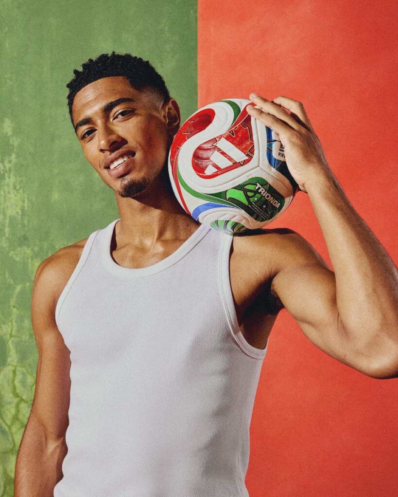 De Engelse voetballer Jude Bellingham met de Trionda-bal, de officiële voetbal van het WK van 2026
