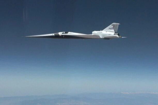 X-59 Quesst tijdens de testvlucht waarbij hij voor het eerst supersonisch vloog