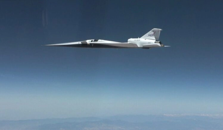 X-59 Quesst tijdens de testvlucht waarbij hij voor het eerst supersonisch vloog