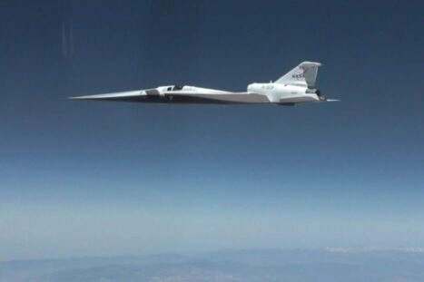 X-59 Quesst tijdens de testvlucht waarbij hij voor het eerst supersonisch vloog