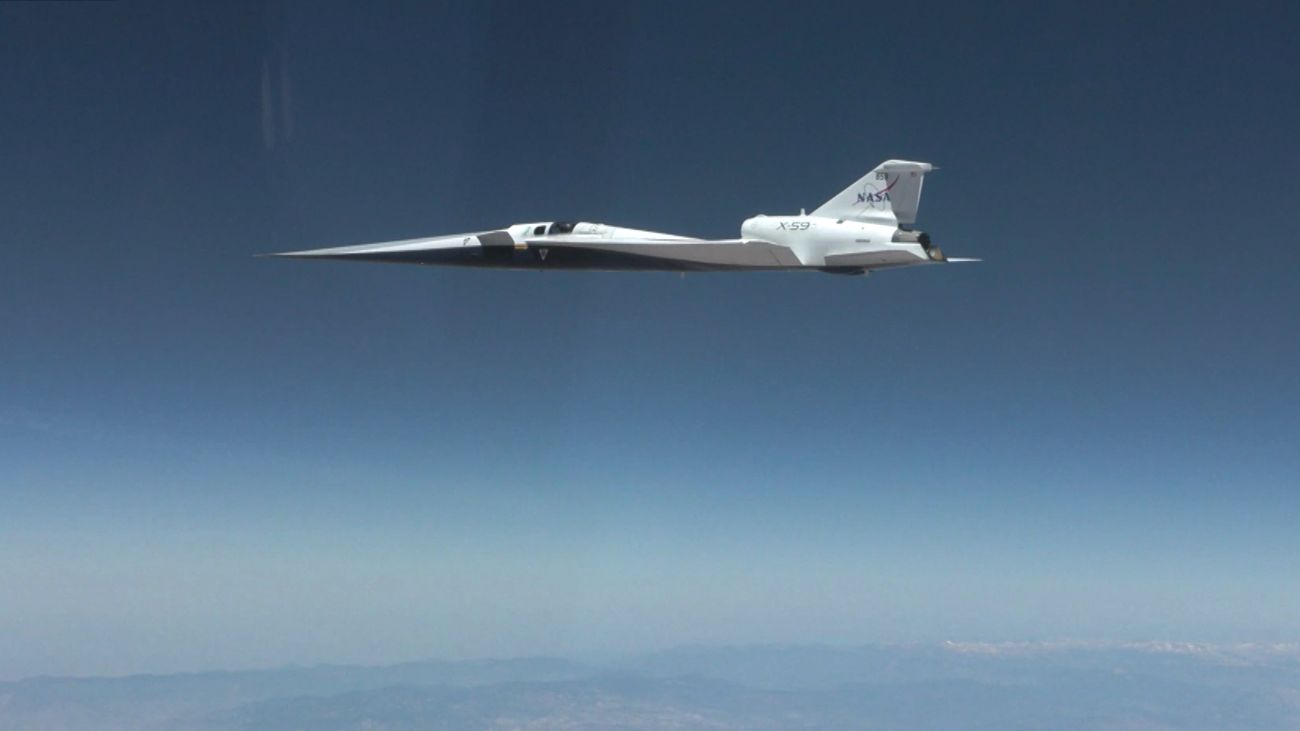 X-59 Quesst tijdens de testvlucht waarbij hij voor het eerst supersonisch vloog