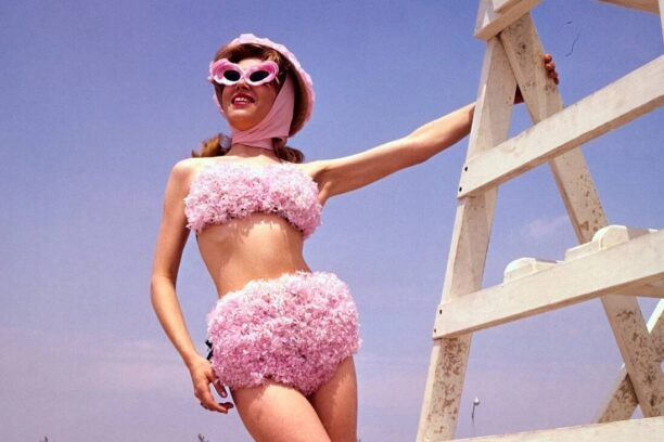 Vrouw in Bikini met roze bloemetjes