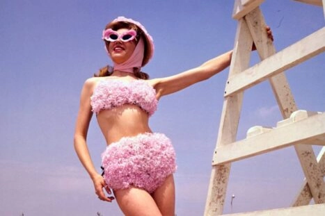 Vrouw in Bikini met roze bloemetjes