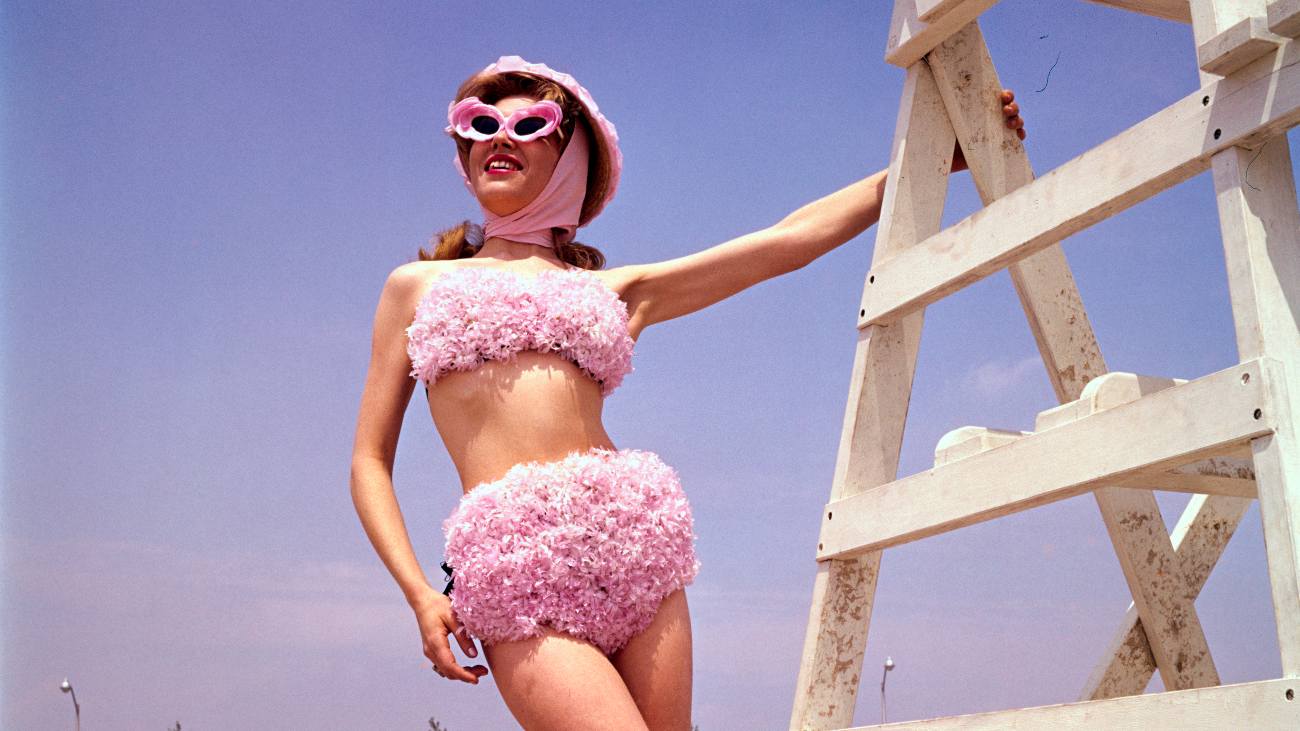 Vrouw in Bikini met roze bloemetjes