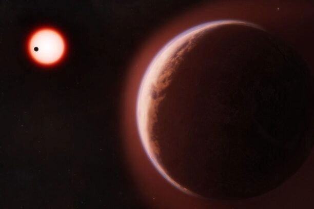 Een artistieke impressie van de exoplaneet LHS 1140 b, omgeven door een heliumrijke atmosfeer. In de achtergrond zie je hoe een andere rotsachtige planeet rond dezelfde rode dwergster draait.