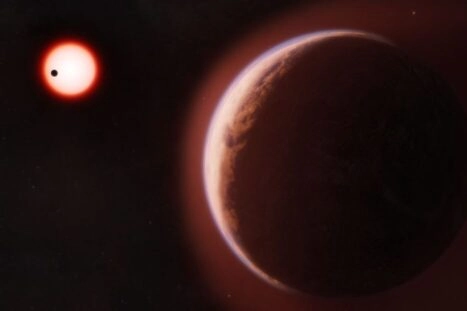 Een artistieke impressie van de exoplaneet LHS 1140 b, omgeven door een heliumrijke atmosfeer. In de achtergrond zie je hoe een andere rotsachtige planeet rond dezelfde rode dwergster draait.