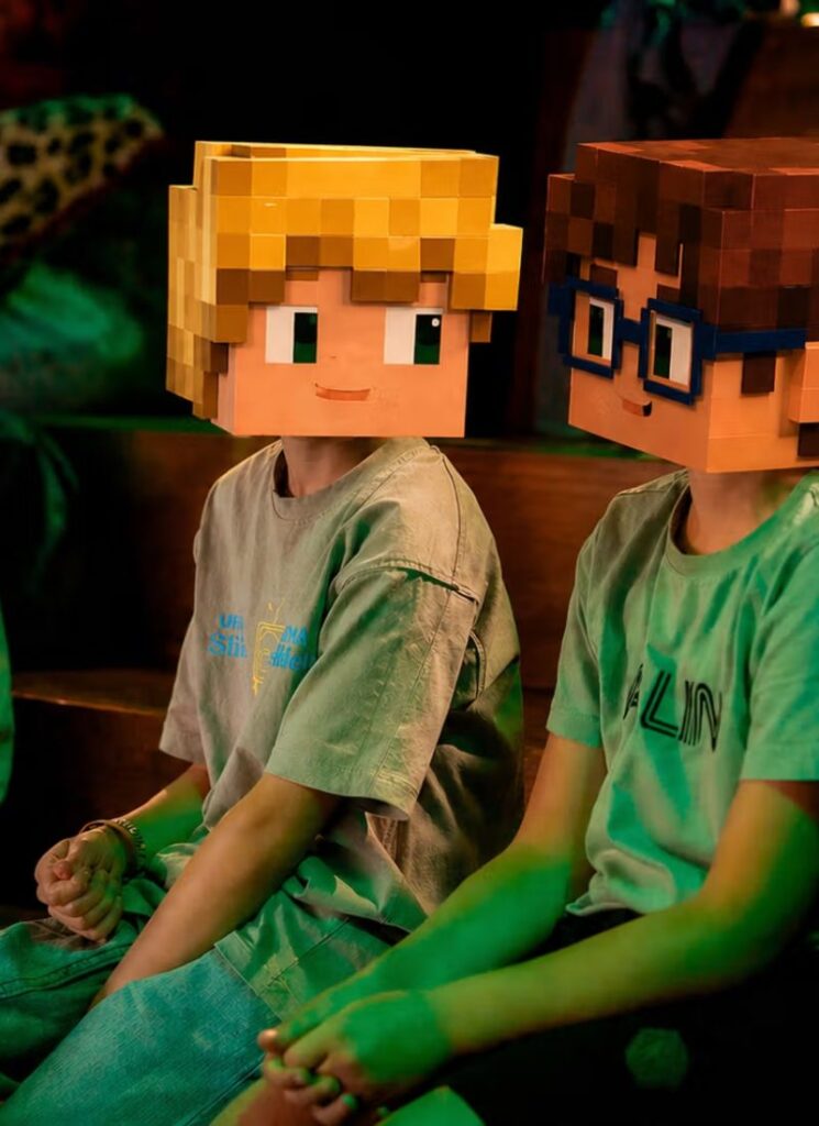 Twee kinderen met een hoofd van een personage uit de game Minecraft