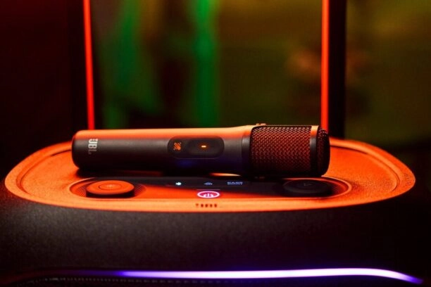 JBL microfoon voor karaoke ligt op een speaker