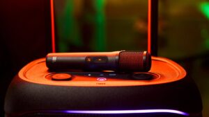 JBL microfoon voor karaoke ligt op een speaker