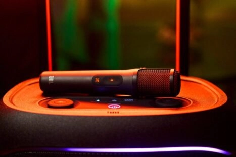 JBL microfoon voor karaoke ligt op een speaker