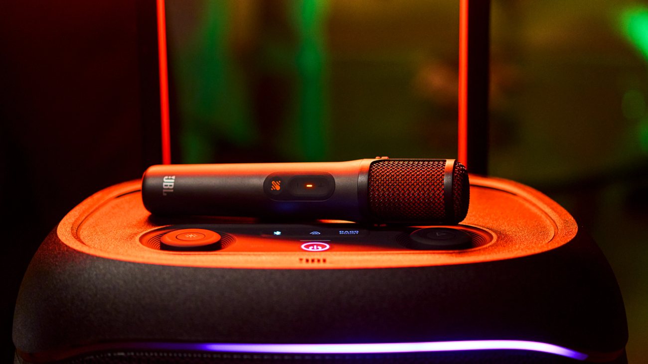 JBL microfoon voor karaoke ligt op een speaker