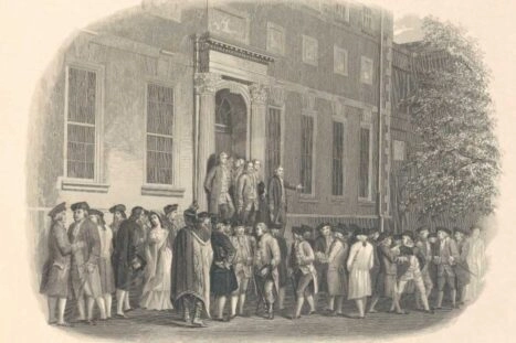 Een menigte heeft zich buiten bij het Pennsylvania State House (nu Independence Hall) in Philadelphia verzameld, waar de Onafhankelijkheidsverklaring werd getekend