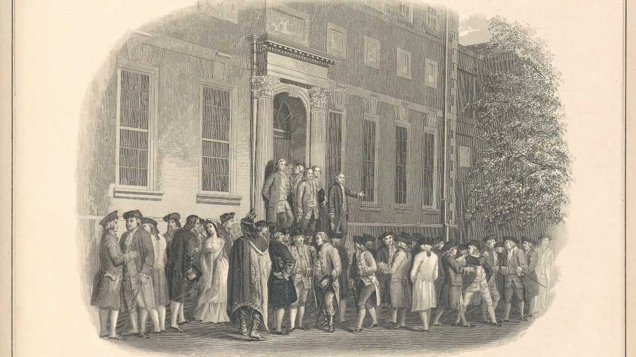 Een menigte heeft zich buiten bij het Pennsylvania State House (nu Independence Hall) in Philadelphia verzameld, waar de Onafhankelijkheidsverklaring werd getekend