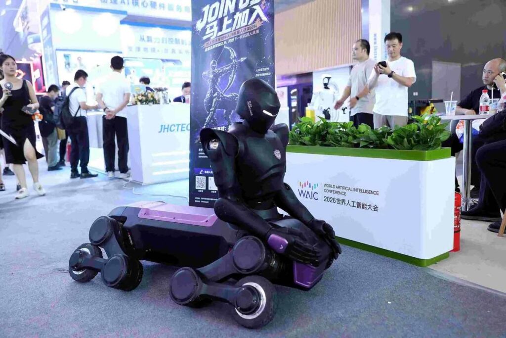 Een gehurkt prototype van de robot-centaur in de evenementenhal van de World Artificial Intelligence Conference in Shanghai