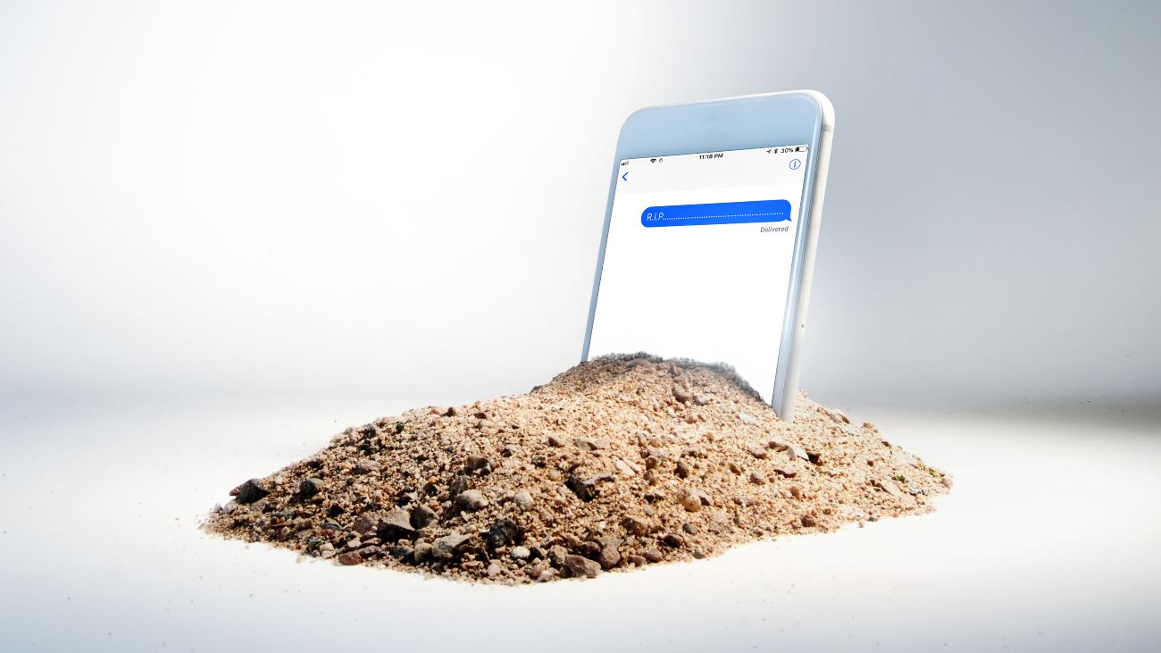 telefoon in een graf, ter illustratie van een rouwbot