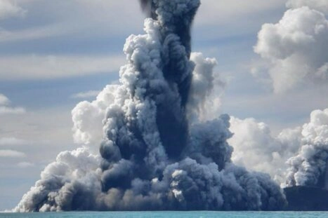 Rookwolken van een uitbarstende onderwatervulkaan (niet Fani Maoré).