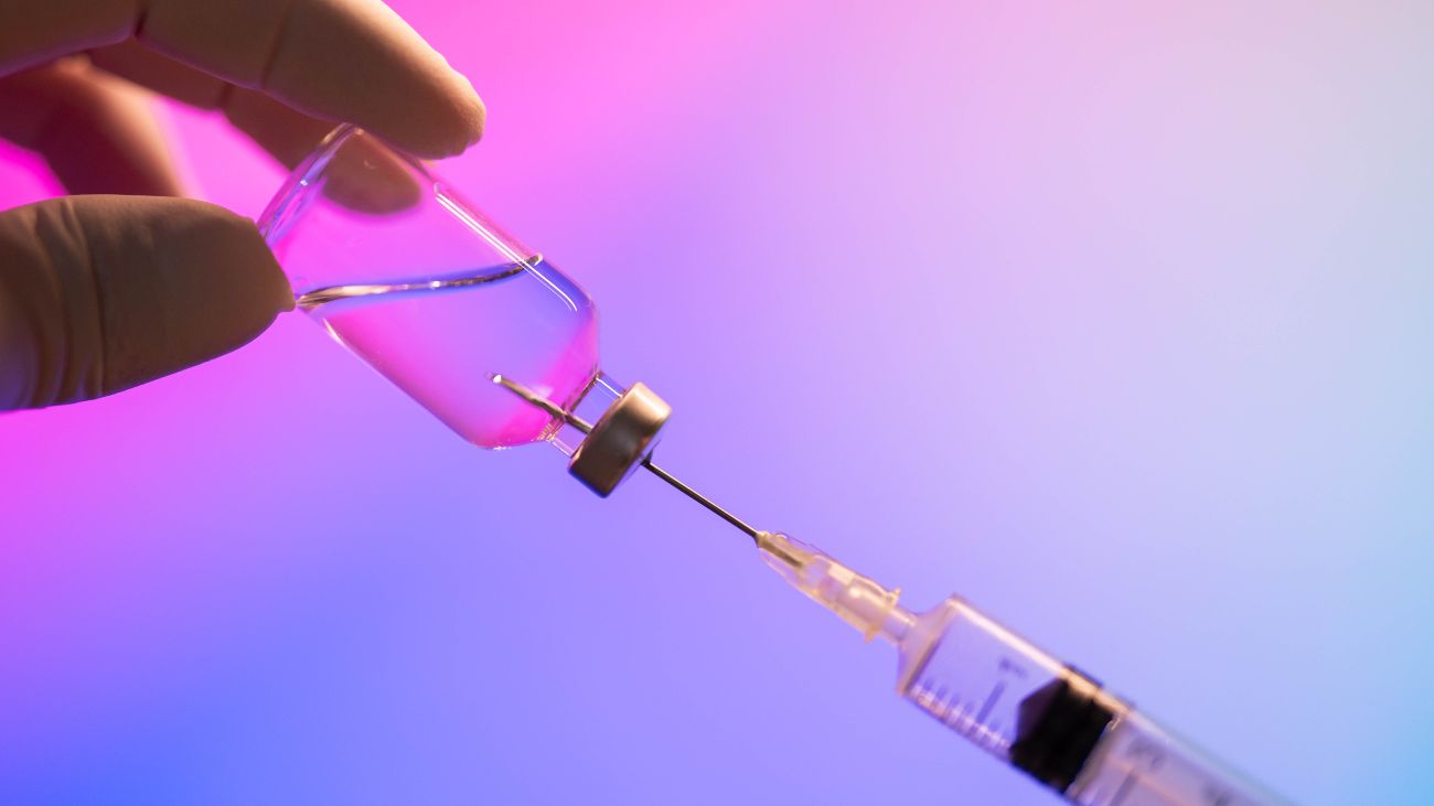 injectienaald in een potje met peptiden