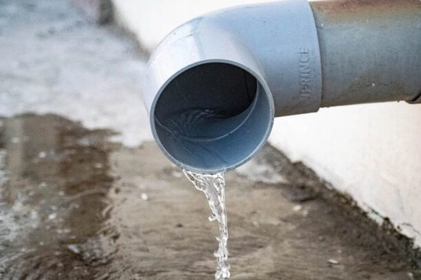 water stroom uit een regenpijp van pvc