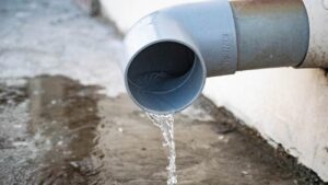 water stroom uit een regenpijp van pvc