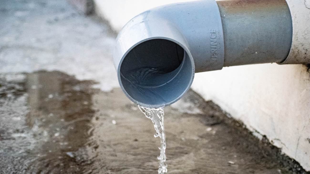 water stroom uit een regenpijp van pvc