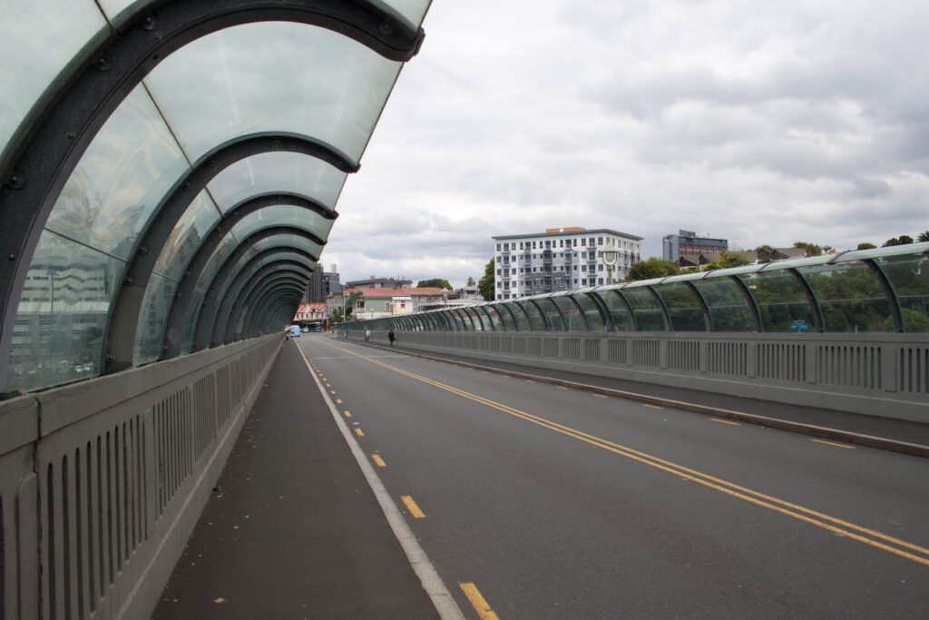 De Grafton Bridge in Auckland heeft speciale wanden om het hoge aantal zelfdodingen door springen te verminderen