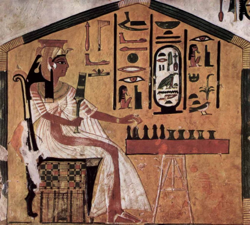 Nefertari, de vrouw van farao Ramses II staat in haar tombe afgebeeld terwijl ze zo te zien in haar eentje een potje Senet speelt.