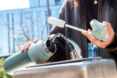 persoon vult slimme drinkfles larq iq